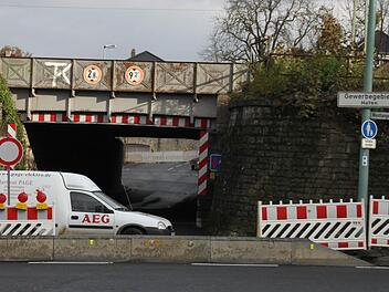 Totalsperre bis Ende 2013: An der Bahnunterführung  der Kaltensondheimer Straße geht nichts mehr.  Foto: Feiler