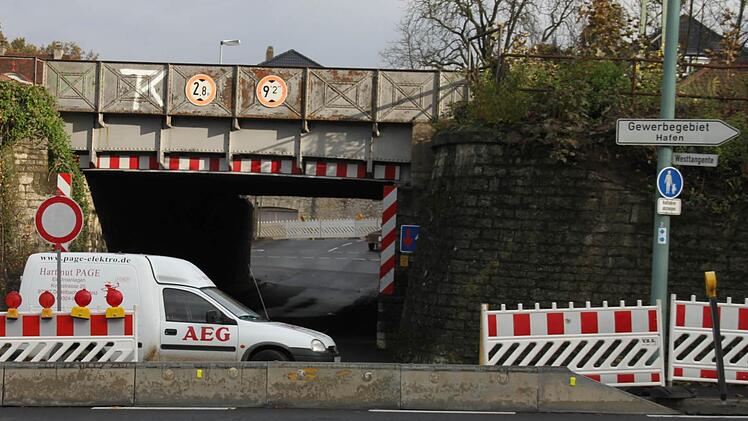 Totalsperre bis Ende 2013: An der Bahnunterführung  der Kaltensondheimer Straße geht nichts mehr.  Foto: Feiler