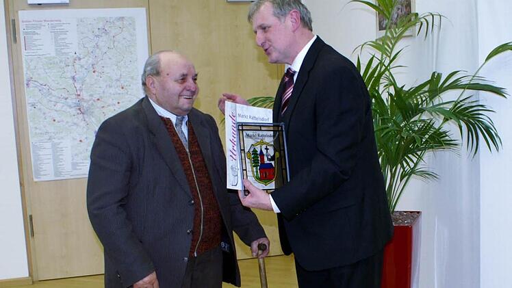 Bürgermeister Bruno Kellner ehrt Otto Gunzelmann (links). Foto: nr