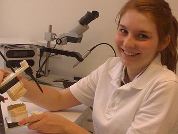Damit die Patienten den richtigen Biss haben, fertigt Denise Blana aus Schondra Prothesen an und modeliert Zähne. Die Auszubildenden im ersten Lehrjahr hat ihren Traumberuf gefunden. Foto: privat