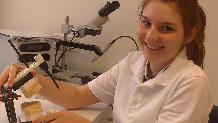 Damit die Patienten den richtigen Biss haben, fertigt Denise Blana aus Schondra Prothesen an und modeliert Zähne. Die Auszubildenden im ersten Lehrjahr hat ihren Traumberuf gefunden. Foto: privat