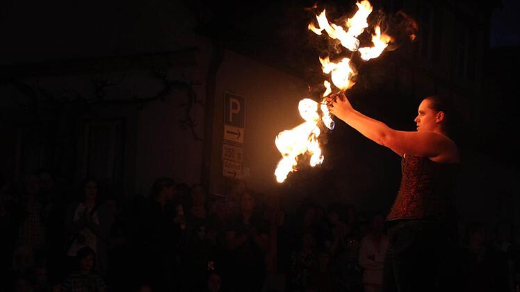 "Les oiseaux de feu", die Feuervögel, nennt sich die Gruppe, die dem Marktfest ein fulminantes Ende setzt. Wie gefährlich das Spektakel sein kann, zeigt das Missgeschick eines der Feuerkünstler. Fürs Publikum ein ungewollter Schreckmoment. Fotos: Eckehard Kiesewetter