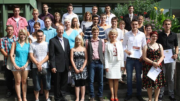 Landrätin Tamara Bischof und Schulleiter Frank Delißen ehrten zahlreiche Absolventen der Beruflichen Schule Kitzingen-Ochsenfurt für ihre besonderen Verdienste. Foto: Julia Riegler