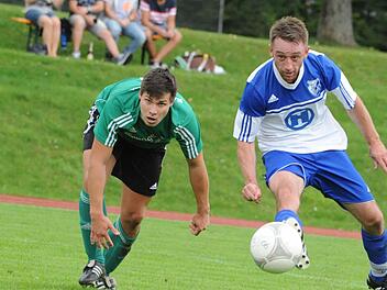 Die Offensive lebt: Bad Kissingens Arek Porombka hat sich in Schuss-Position gebracht. Dem Unterspiesheimer Moritz Nunn steht die Machtlosigkeit ins Gesicht geschrieben. Foto: Hopf