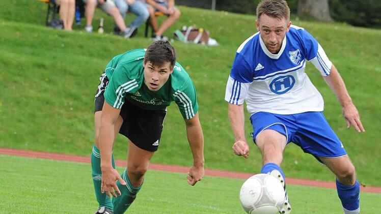 Die Offensive lebt: Bad Kissingens Arek Porombka hat sich in Schuss-Position gebracht. Dem Unterspiesheimer Moritz Nunn steht die Machtlosigkeit ins Gesicht geschrieben. Foto: Hopf