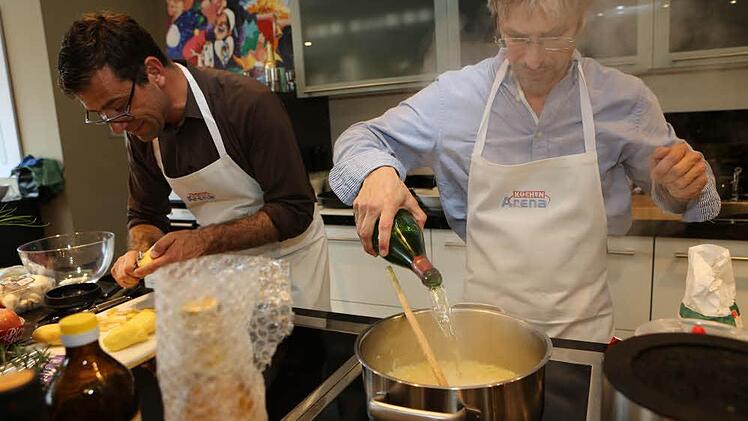 Roland Fister verfeinert die Zwiebelsoße.Foto: Barbara Herbst