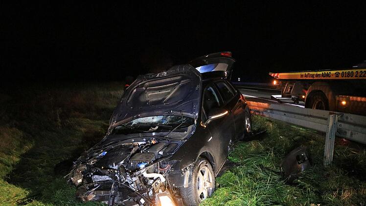 Drei Fahrzeuge wurden bei dem Unfall schwerbeschädigt, Personen wurden aber nicht verletzt.News5/Merzbach