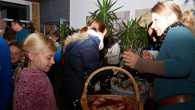 Efi sucht sich was Leckeres aus dem Brezen-Korb. Foto: Manja von Nida
