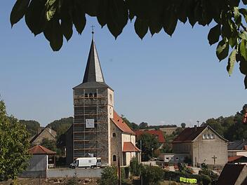 Blick auf die Kirche St. Matthäus in Breitbrunn, wo die Wetterseite des Turms eingerüstet ist und die Fassade saniert wird. Foto: Günther Geiling