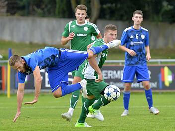 Max Grabert wird hier zwar von einem SKler zu fall gebracht, der Lauf des ASV Weisendorf geht aber weiter. Foto: Picturedreams