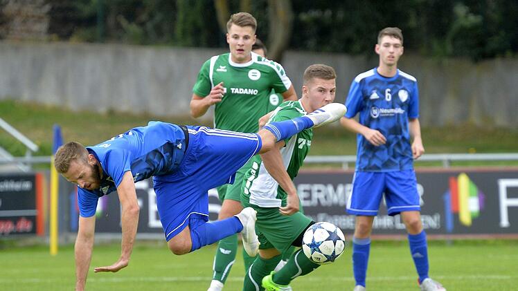 Max Grabert wird hier zwar von einem SKler zu fall gebracht, der Lauf des ASV Weisendorf geht aber weiter. Foto: Picturedreams