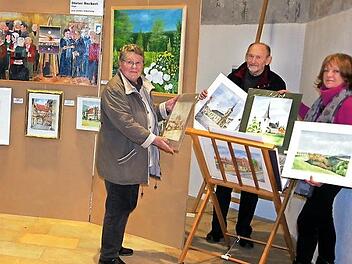 Irmgard und Dieter Backert (von links) sowie Christine Hirt freuen sich über die kleine Sonder-Ausstellung im Rahmen der 37. "ARTkronach". Foto: Heike Schülein