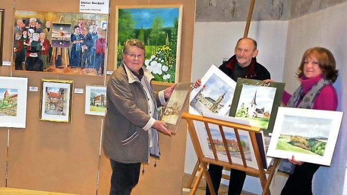 Irmgard und Dieter Backert (von links) sowie Christine Hirt freuen sich über die kleine Sonder-Ausstellung im Rahmen der 37. "ARTkronach". Foto: Heike Schülein