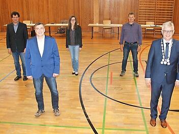 Der neue Bürgermeister der Gemeinde Hochstadt Max Zeulner (vorne rechts) und der neue Zweite Bürgermeister Markus Pfadenhauer (vorne links) sowie die neu ins Gremium gewählten Gemeinderatsmitglieder (von links) Laura Stindl, Andreas Fiedler, Stefanie Kneipp, Hubert Schirmer und Bernd Priemer Foto: Werner Hauber