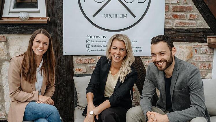 Citymanagerin Elena Büttner, hier zusammen mit Louisa Herold und Nicholas Mohnlein. (von links)  Foto: Nici Schwab