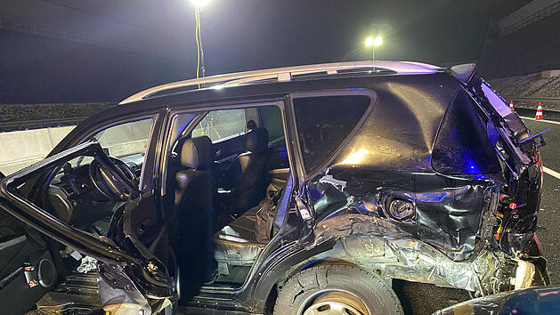 Auto kracht mit hoher Geschwindigkeit in bereits verunfalltes Fahrzeug: Mehrere Verletzte und eine verstorbene Person