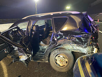 Auto kracht mit hoher Geschwindigkeit in bereits verunfalltes Fahrzeug: Mehrere Verletzte und eine verstorbene Person