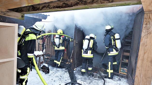 Mit schwerem Atemschutz drangen die Feuerwehrleute zum Brandherd vor.