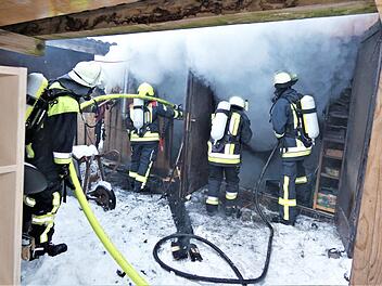 Mit schwerem Atemschutz drangen die Feuerwehrleute zum Brandherd vor.