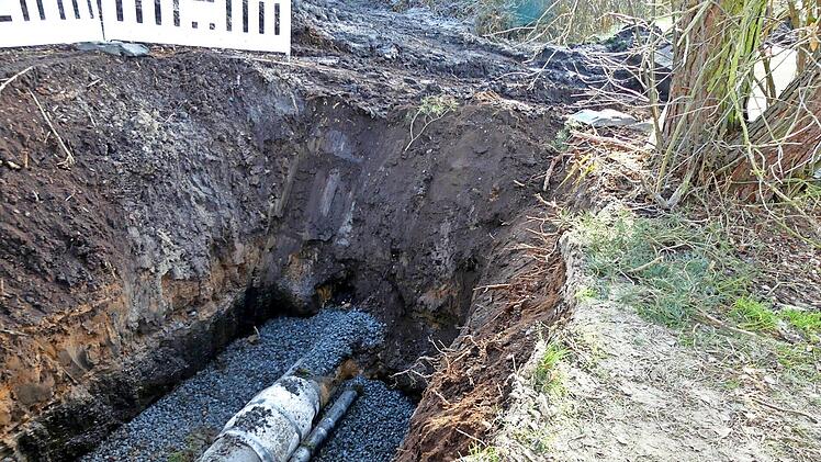 Wenn die FWO auf dem Badeseegelände das defekte Wasserrohr ersetzt hat, soll auch das durch schweres Gerät in Mitleidenschaft gezogene Umfeld wieder hergerichtet werden.