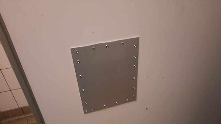 Bamberg: "Glory Hole" in öffentlicher Toilette entdeckt - Stadtwerke äußern sich zu Sex-Vorrichtung
