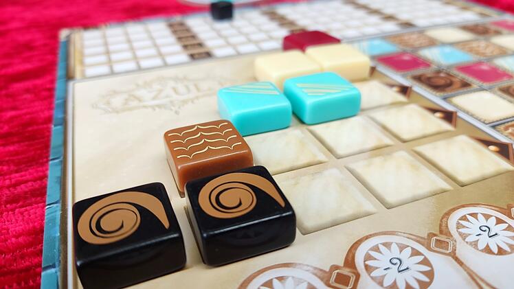 Azul: Meister-Chocolatier: Rezension des Pralinen-Puzzelspiels