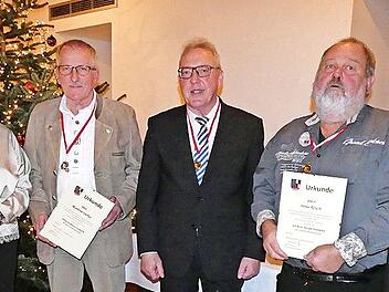 Bei der Verleihung der Silbernen und Goldenen Bürgermedaillen der Gemeinde Neudrossenfeld (von links): Landrat Klaus Peter Söllner, Michaela Schirmer, Manfred Dörfler, Bürgermeister Harald Hübner, Peter Rösch und 2. Bürgermeister Alfred Wirth.