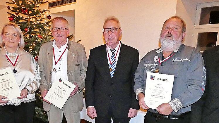 Bei der Verleihung der Silbernen und Goldenen Bürgermedaillen der Gemeinde Neudrossenfeld (von links): Landrat Klaus Peter Söllner, Michaela Schirmer, Manfred Dörfler, Bürgermeister Harald Hübner, Peter Rösch und 2. Bürgermeister Alfred Wirth.