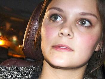 Annika Schobert schaut konzentriert in den Rückspiegel. Foto: Nikolas Pelke