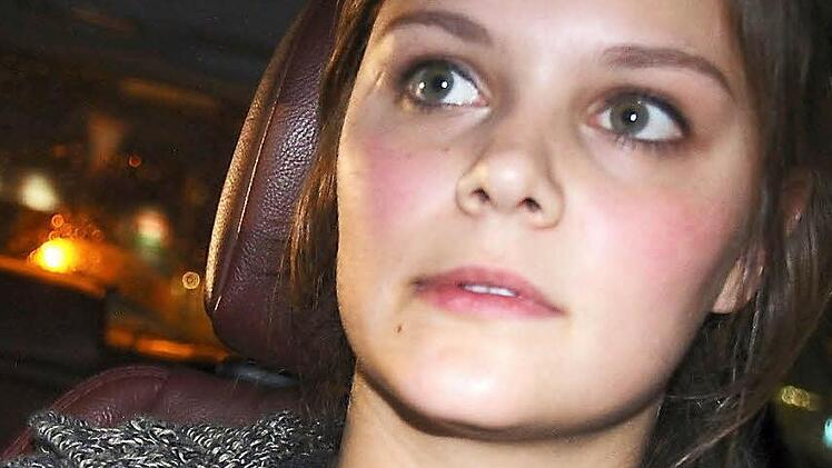 Annika Schobert schaut konzentriert in den Rückspiegel. Foto: Nikolas Pelke