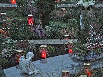 Liebevoll gepflegte Gräber auf dem Friedhof: Doch der Wunsch nach Urnengräbern oder anonymen Bestattungsformen etwa in einem Ruheforst oder Friedwald wird auch auf dem Land immer größer.  Fotos: Gerd Schaar