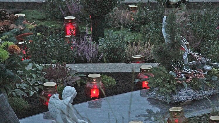 Liebevoll gepflegte Gräber auf dem Friedhof: Doch der Wunsch nach Urnengräbern oder anonymen Bestattungsformen etwa in einem Ruheforst oder Friedwald wird auch auf dem Land immer größer.  Fotos: Gerd Schaar