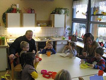 Pfarrer Albert Müller und Kindergartenleiterin Erika Neff sitzen bei einer der drei Gruppen. Alle Fotos: Konrad Götz