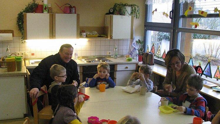 Pfarrer Albert Müller und Kindergartenleiterin Erika Neff sitzen bei einer der drei Gruppen. Alle Fotos: Konrad Götz
