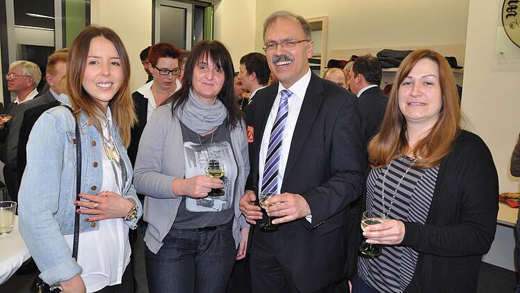Im Gespräch: Bürgermeister Johannes Wegner mit (von links) der neuen Leiterin des Kindergartens Poppenlauer, Heike Deuschler sowie Anja Eußner und Anette Thornton vom Erhard Klement Haus Foto: Daniel Wiener