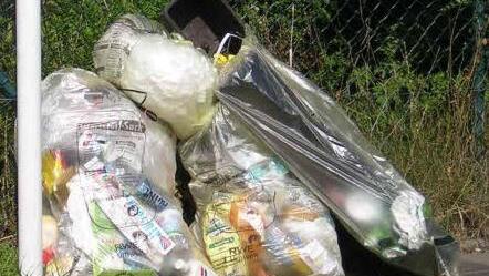 Gelbe S&auml;cke am Stra&szlig;enrand. Foto: Archiv