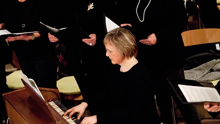 Versierte Organistin: Pfarrerin Gabriele TöpferFoto: Jochen Berger