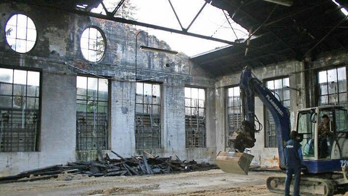 Das Archivbild entstand 2011, als die Bagger zum Abriss des Lokschuppens anrollten. Der Abriss wurde gestoppt, das historische Gebäude verfällt seitdem zusehends. Foto: Simone Bastian