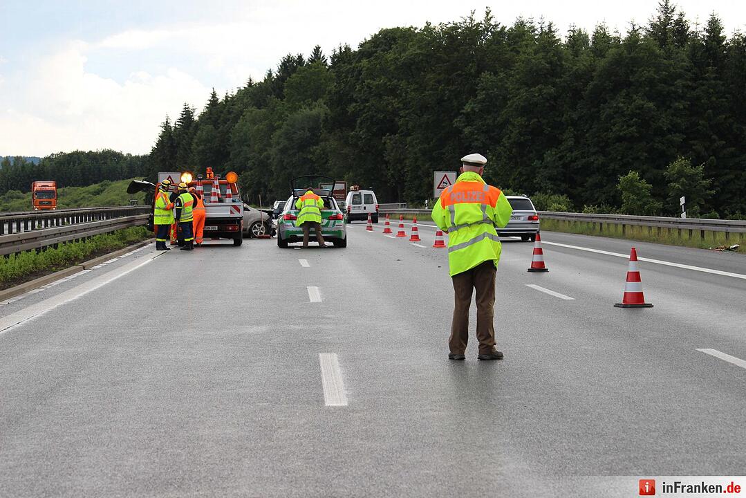 Dacia schleudert quer über Autobahn