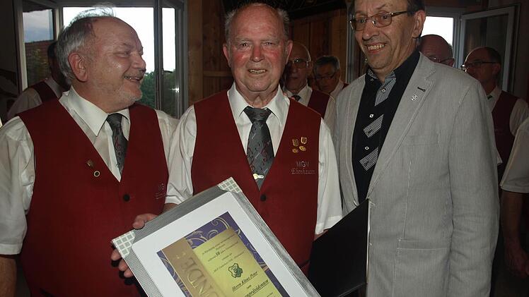 30 Jahre stand Klaus Peter (Mitte) an der Spitze des Männergesangvereins Liederhort Ebenhausen. Seine großartigen Leistungen einschließlich für 60 Jahre aktiven Chorgesang würdigten Siegfried Gottwald (rechts) als Kreisvorsitzender des Fränkischen Sängerbunds und sein Nachfolger Istvan Stefan (links). Foto: Stefan Geiger