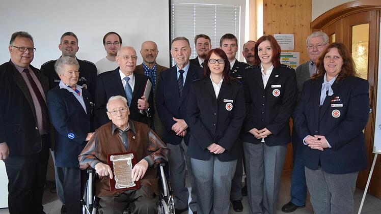 Mit allen Geehrten (v. links): Neustadts Dritter Bürgermeister Martin Stingl (SPD), nun stellvertretender Bereitschaftsleiter Michael Stelzner, Ingeborg Hein, Alexander Lösch, Ehrenmitglied Dr. Gerhard Beyer, Ehrenmitglied Lothar Welsch, Landtagsabgeordneter Jürgen W. Heike (CSU), Ehrenmitglied Dieter Lorenz, neuer Jugendrotkreuzleiter Christopher Curth, Jennifer Barnickel, neuer Bereitschaftsleiter Benjamin Curth, Udo Hoppe, Verena Curth, Günther Rudolf und Sabine Rauscher. Foto: Daniela Pon...