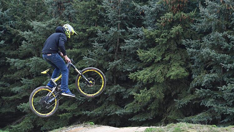 Max Günther arbeitet in der Werkstatt, ist aber auch Profi auf dem Mountainbike. Foto: Ronald Rinklef