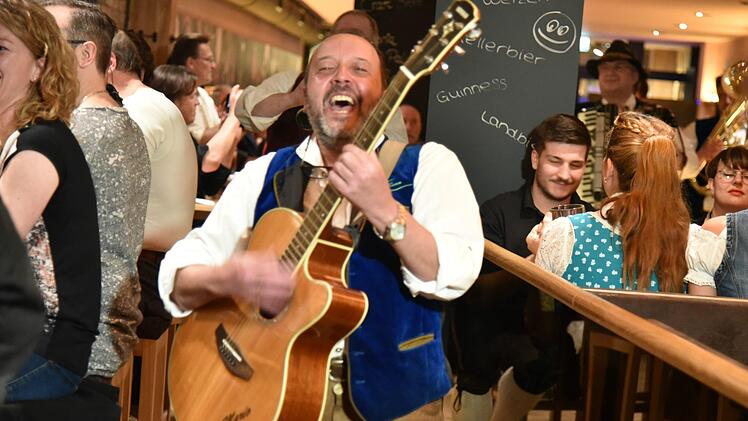 Mario Bamberger, seine Gaudi-Buam und Musiker aus dem Frankenwald brachten am Freitagabend den "Bayrish Pub" zum Beben. Foto: Gabi Arnold