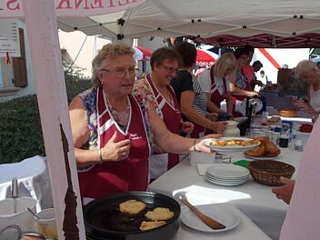 "Grüna Backes" mit Apfelmus, zubereitet vom katholischen Frauenkreis, sind beim Altenkunstadter Straßenfest der Renner.  Foto: PR