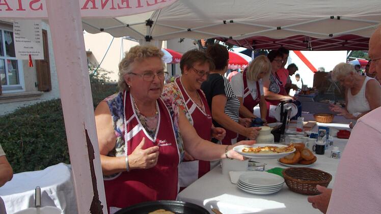 "Grüna Backes" mit Apfelmus, zubereitet vom katholischen Frauenkreis, sind beim Altenkunstadter Straßenfest der Renner.  Foto: PR