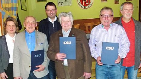 Ehrungen für 30 und 50 Jahre Treue zum CSU-Ortsverband; im Bild (von links): stellvertretende Kreisvorsitzende Doris Leithner-Bisani, Hermann Angermann, MdL Martin Schöffel, Helmut Schubert, Rüdiger Hohlweg und Vorsitzender Hans-Peter Röhrlein Foto: Werner Oetter