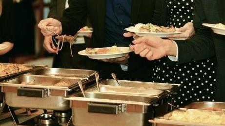 Eine Horde Menschen plünderte am Muttertag ein China-Buffet in Hagen. Es herrschten tumultartige Zustände. Symbolfoto: pixabay.com/congerdesign