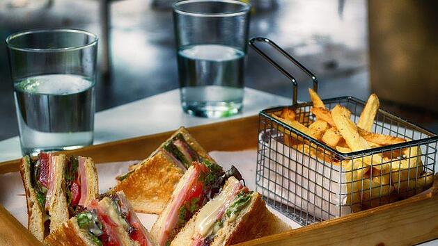 Wer sich bis zu seiner Lebensmitte ungesund ern&auml;hrt, viel Fast Food gegegessen und wenig Sport getrieben hat, k&ouml;nne laut den Forschern diesen Schaden nicht mehr r&uuml;ckg&auml;ngig machen. Symbolfoto: DanaTentis/pixabay.com