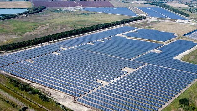 Gro&szlig;e Photovoltaik-Anlagen, wie hier der ungarische "MET Kabai Solarpark" mit einer Leistung von 43 Megawattpeak, treiben die europ&auml;ische Energiewende voran. Foto: privat