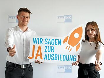 Sie haben bereits „Ja“ gesagt und absolvieren eine Ausbildung bei der IHK für Oberfranken Bayreuth: Melissa Häfner (rechts) absolviert eine Ausbildung zur Kauffrau für Büromanagement, Marlon Seiler zum Fachinformatiker für Systemintegration.